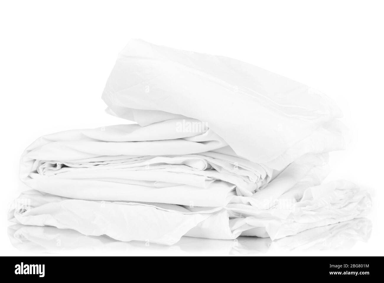 Pile de draps rumfled isolés sur blanc Banque D'Images