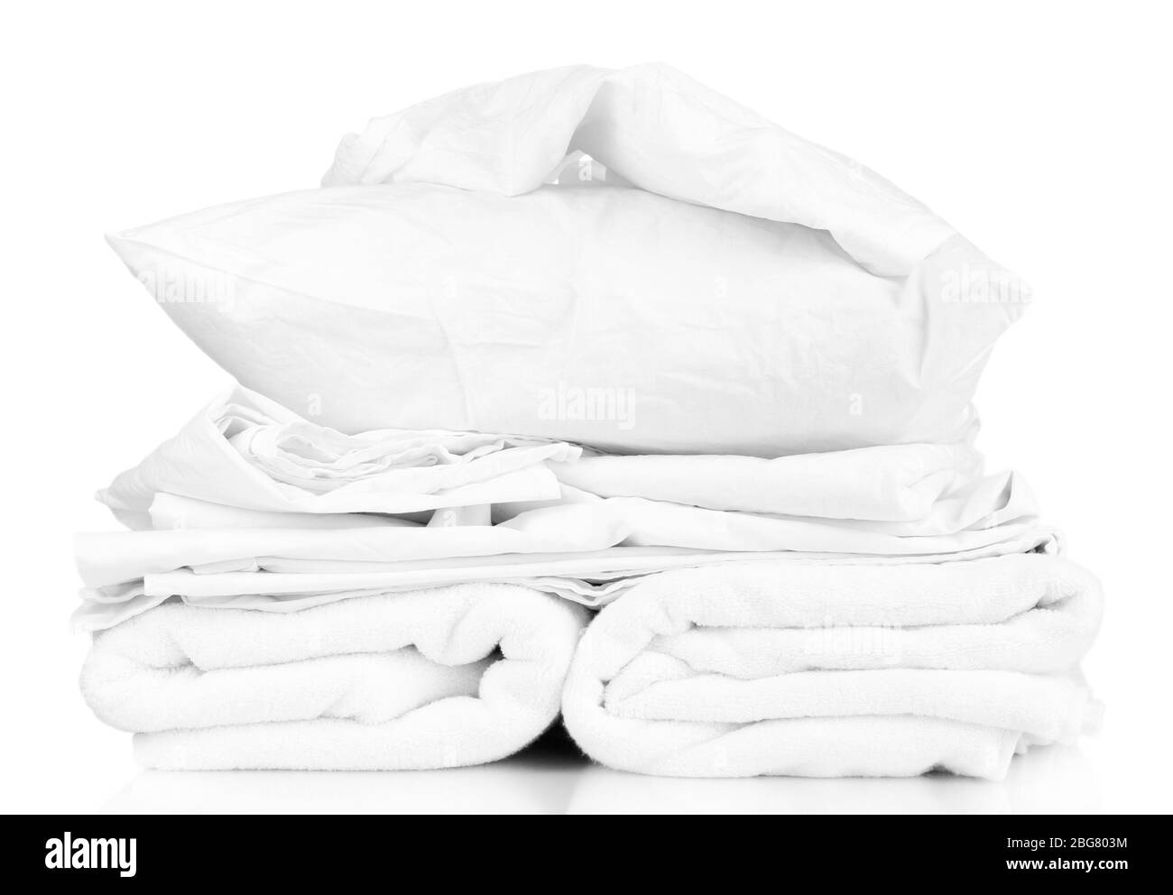 Pile de draps rumfled isolés sur blanc Banque D'Images