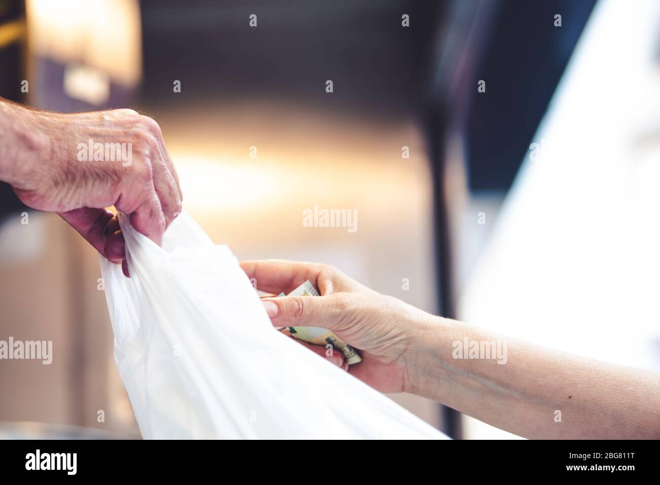 Les gens qui paient avec de l'argent dans un marché Banque D'Images