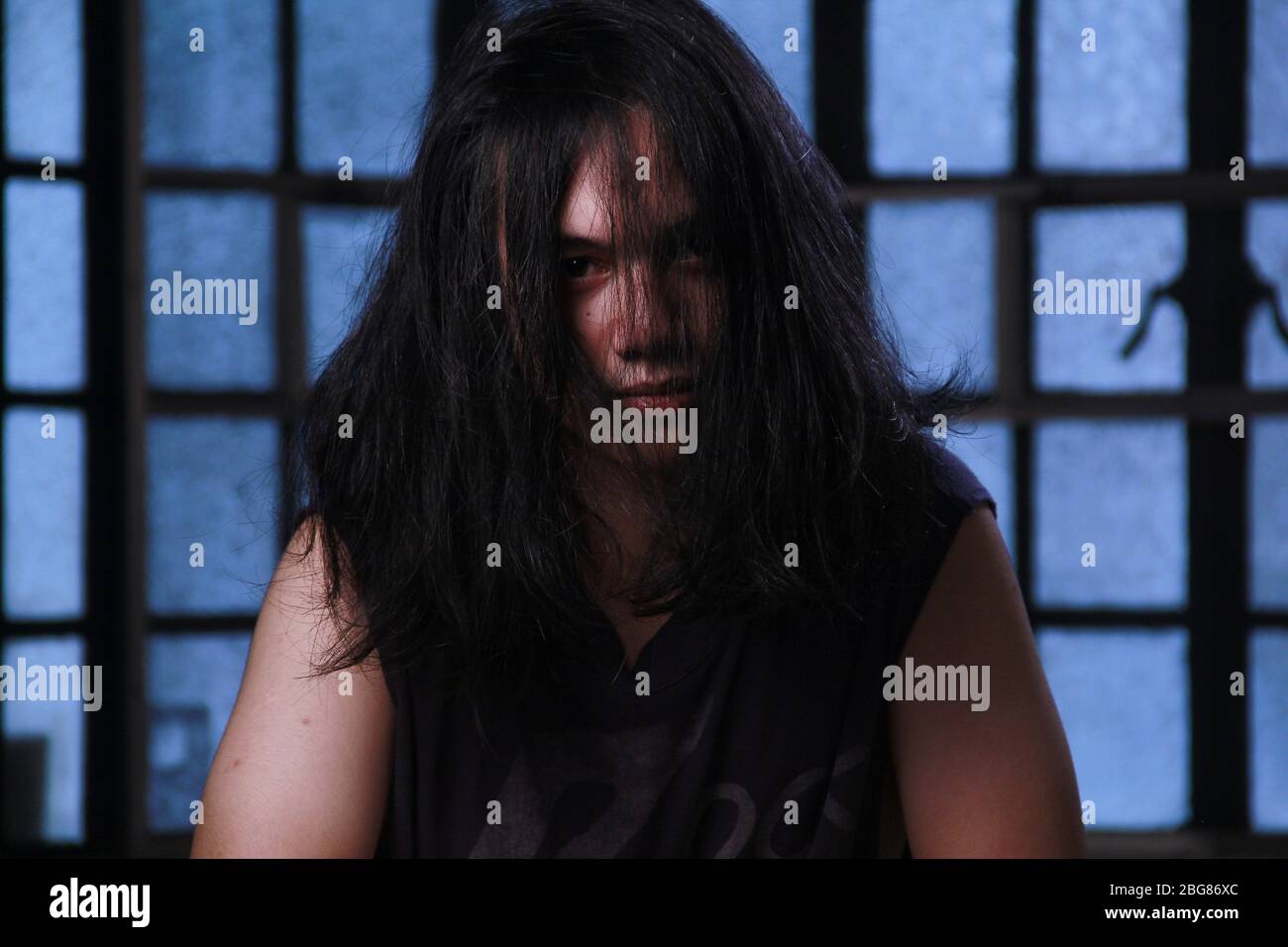 Portrait d'un adolescent asiatique avec de longs cheveux. Banque D'Images