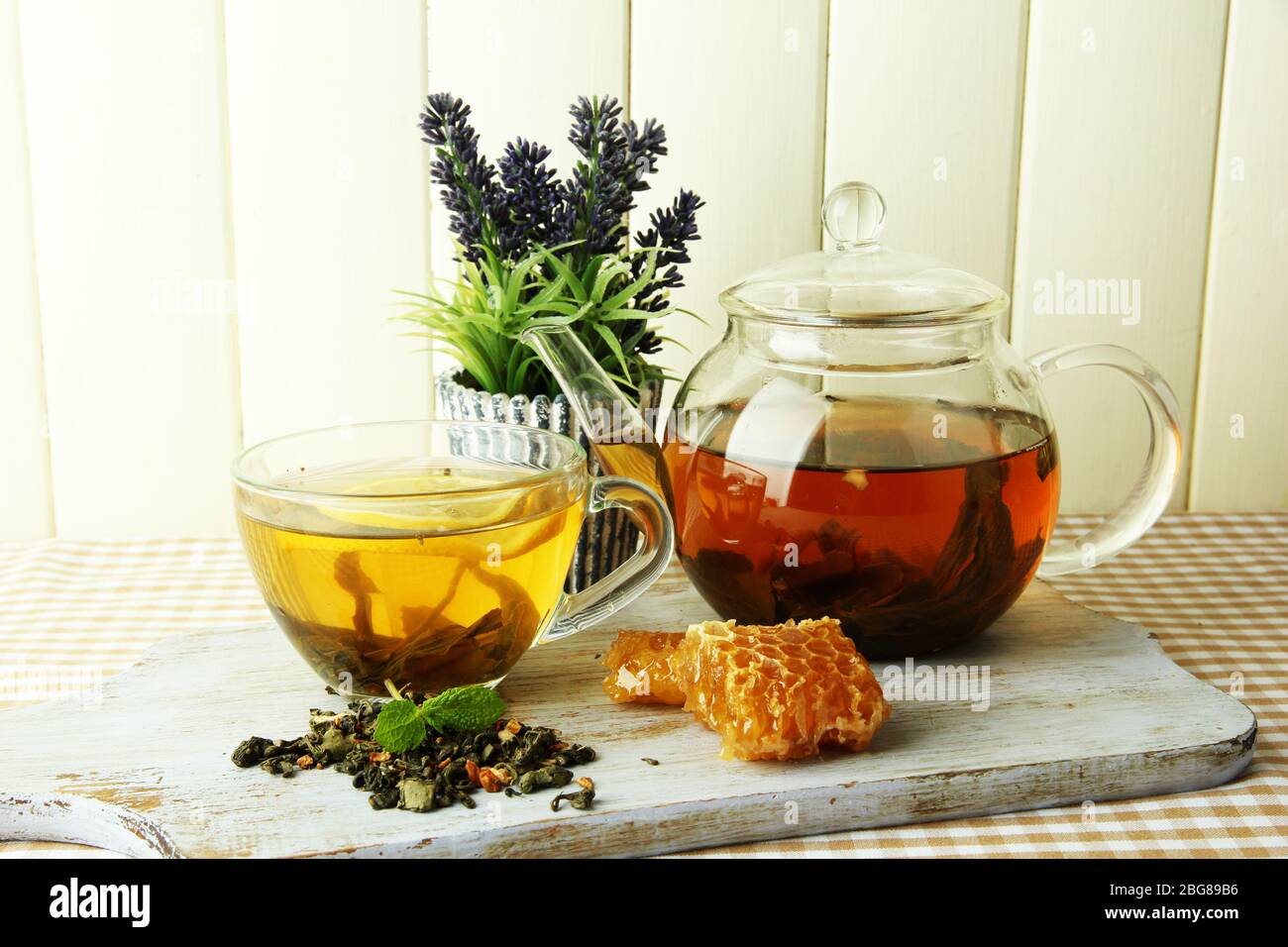 Напитки помогающие уснуть. Напитки помогающие уснуть. Напитки помогающие уснуть. Пьет молоко. Девушка на таблетках спит.