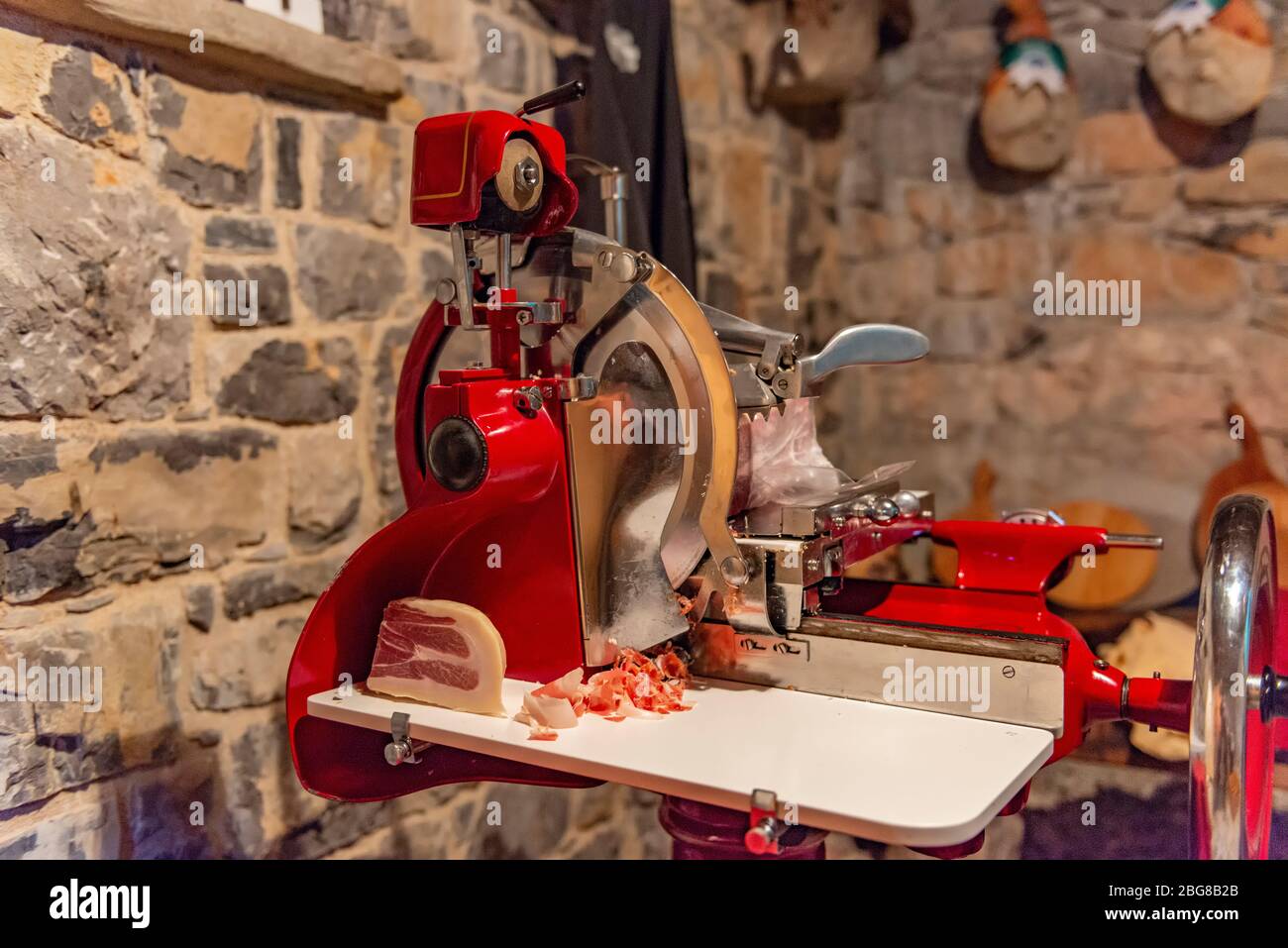 Machine à trancher à jamon, prsut ou prosciutto vintage. Ancienne machine de boucherie encore utilisée dans la vallée de Vipava, Slovénie Banque D'Images