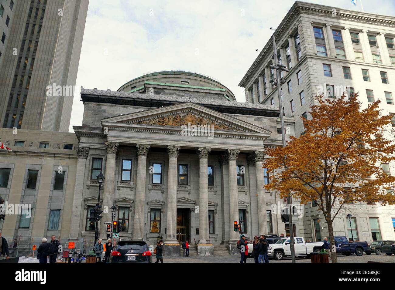 Québec, Canada - le 26 octobre 2019 - la vue de la Banque de Montréal est entourée de couleurs frappantes de feuillage d'automne Banque D'Images