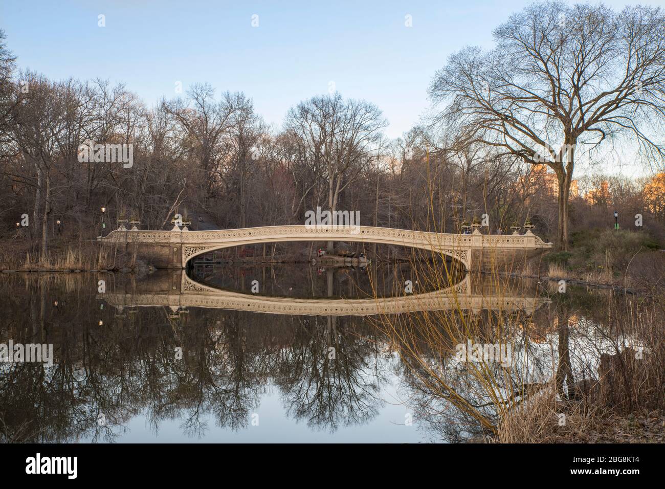 Réflexion du pont Bow à Central Park, New York, mars 2020 Banque D'Images