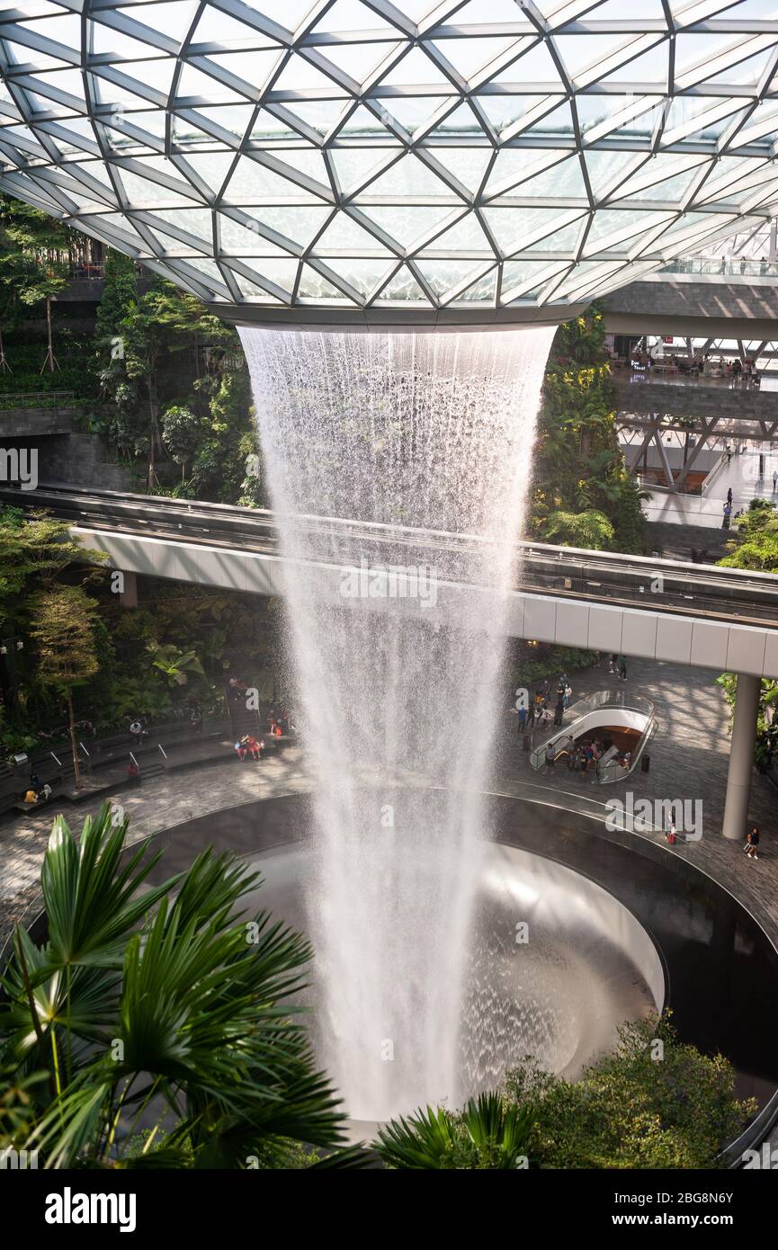 18.03.2020, Singapour, République de Singapour, Asie - Forest Valley avec cascade intérieure Vortex de pluie HSBC au Jewel terminal de l'aéroport de Changi. Banque D'Images