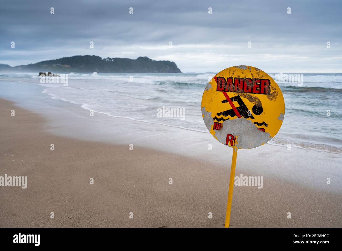 Signe de danger sur Hot Water Beach, Hahei, péninsule de Coromandel, Île du Nord, Nouvelle-Zélande Banque D'Images