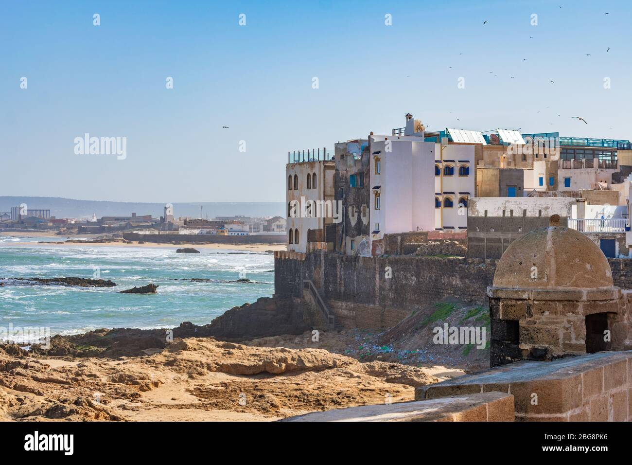 Essaouira Maroc bâtiments entourés d'un mur fortifié et de l'océan Atlantique Banque D'Images
