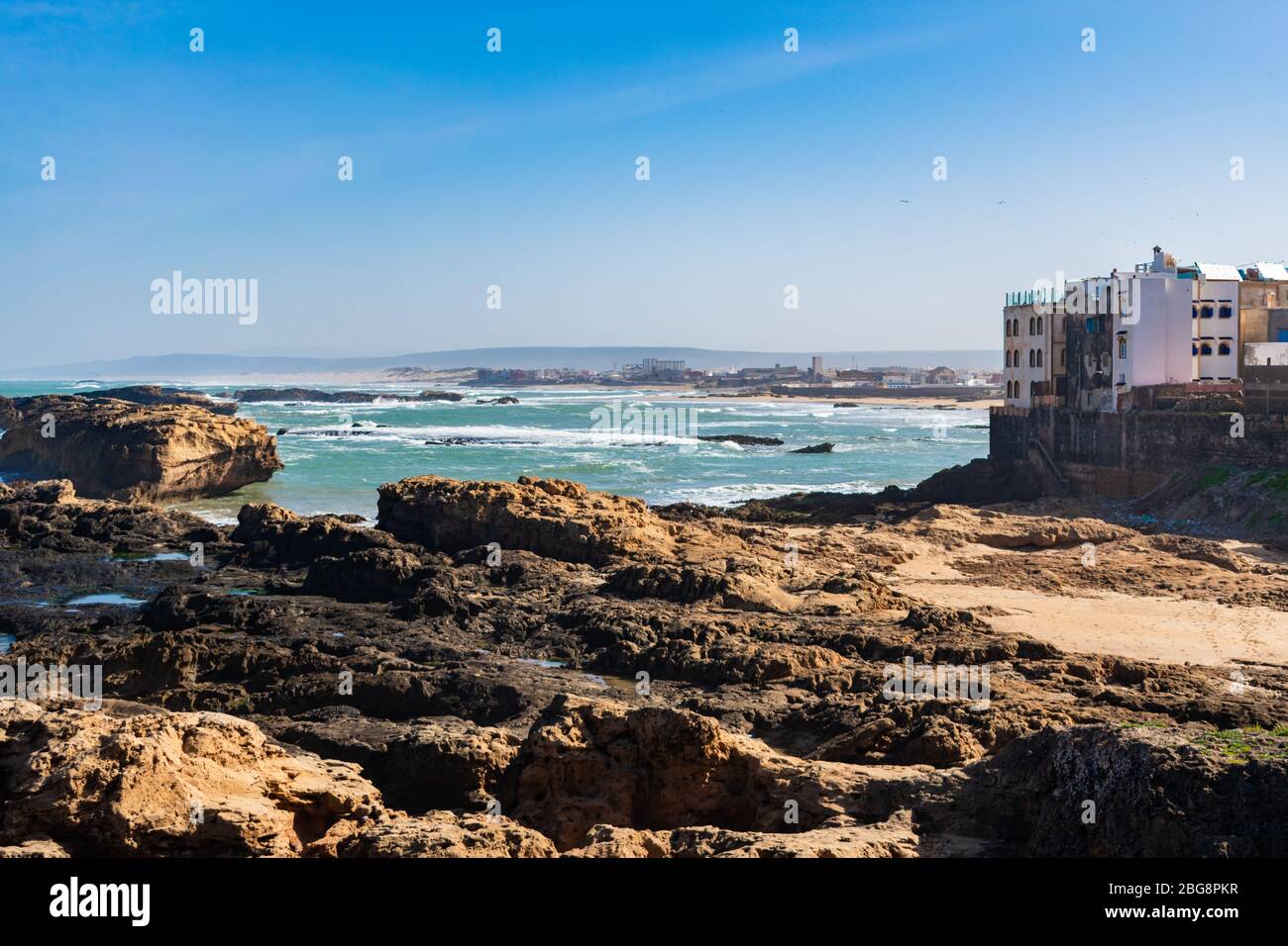 Un littoral rocheux avec bâtiments et l'océan Atlantique à Essaouira Maroc Banque D'Images