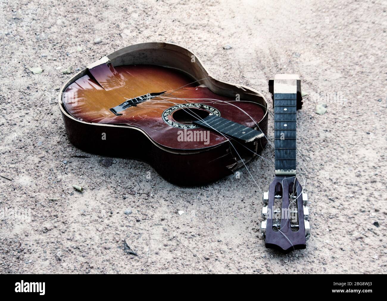 Il Detruit La Guitare De Son Pere Guitare cassée Banque de photographies et d'images à haute résolution -  Alamy