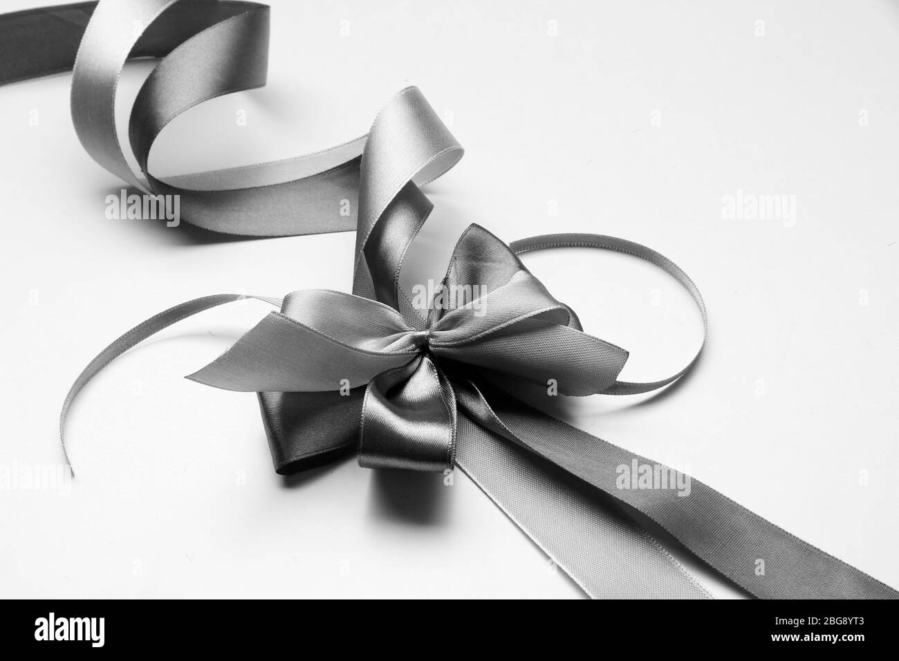 Cadeau couleur satin, isolated on white Banque D'Images