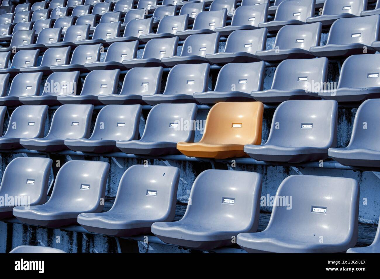 différence de couleur sur un siège vide sur le stade pour le fanclub de sport ou le concert le jour lumière Banque D'Images