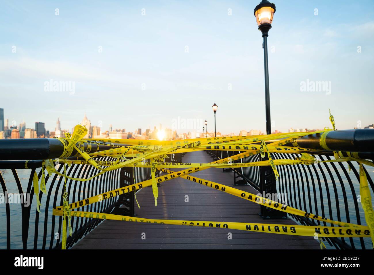 L'embarcadère de Hoboken NJ au bord de l'eau a fermé au coucher du soleil en raison de l'éclosion de Coronavirus de COVID-19 Banque D'Images