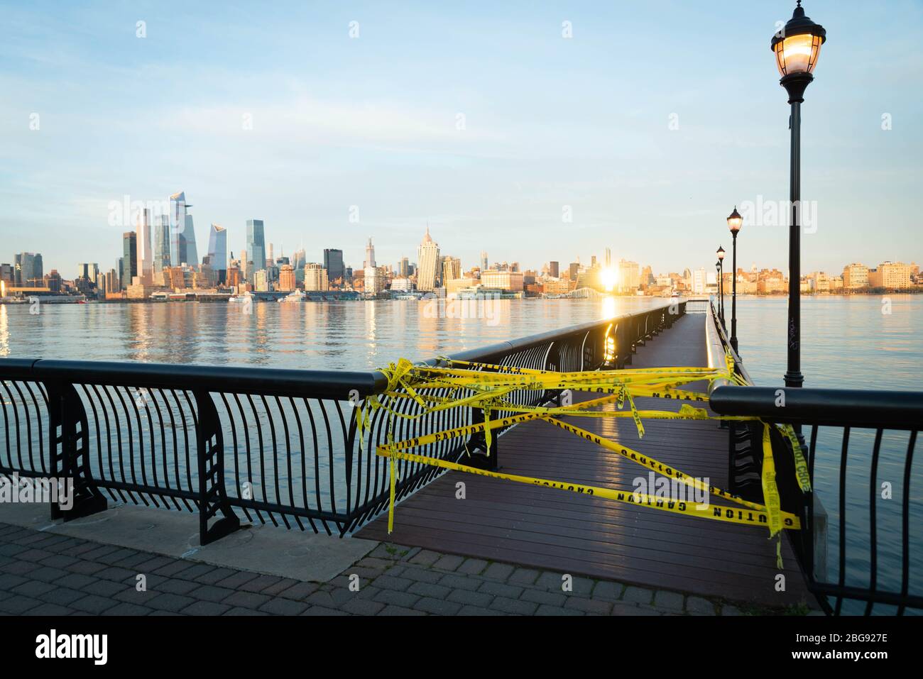 L'embarcadère de Hoboken NJ au bord de l'eau a fermé au coucher du soleil en raison de l'éclosion de Coronavirus de COVID-19 Banque D'Images