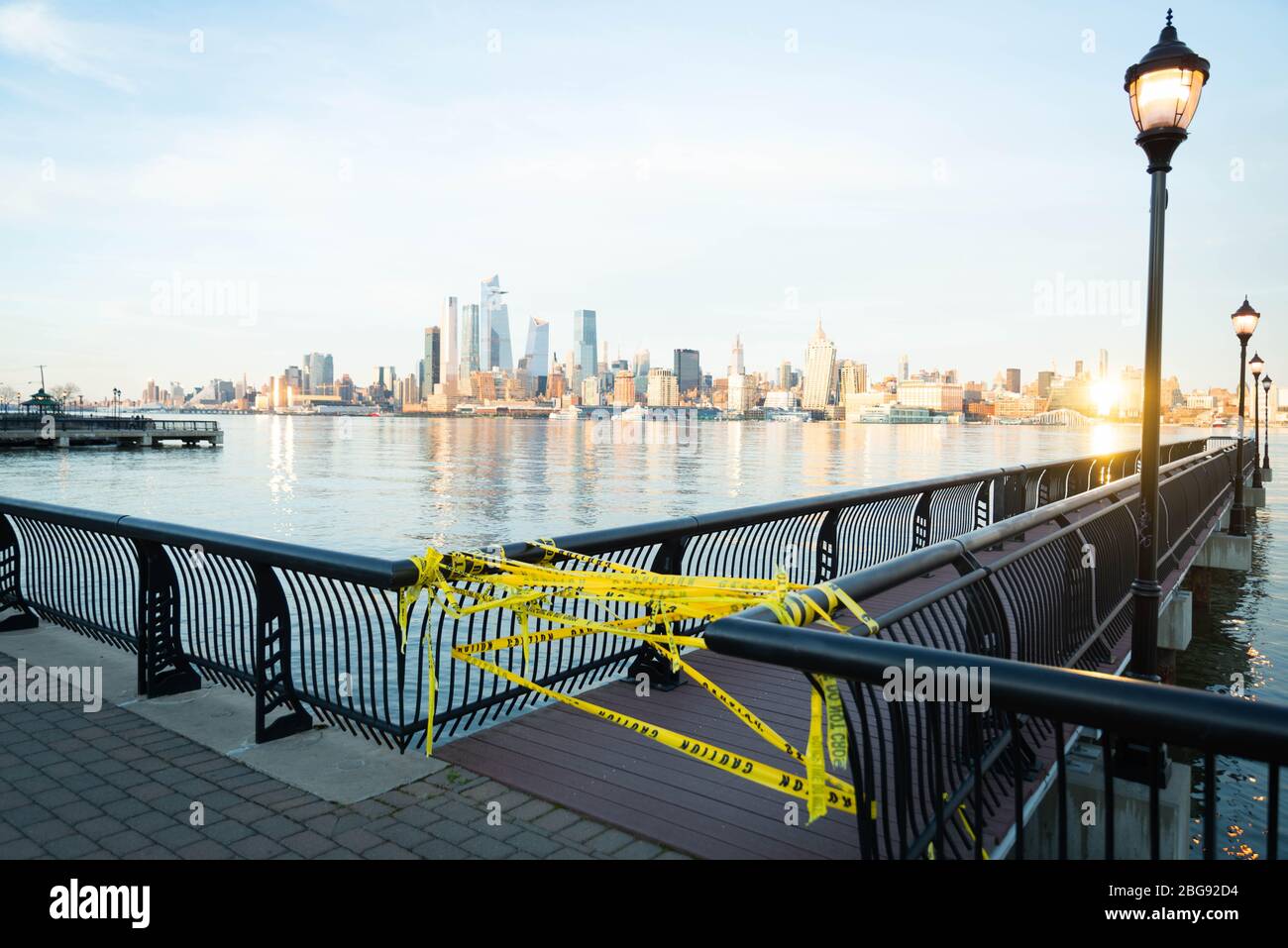 L'embarcadère de Hoboken NJ au bord de l'eau a fermé au coucher du soleil en raison de l'éclosion de Coronavirus de COVID-19 Banque D'Images