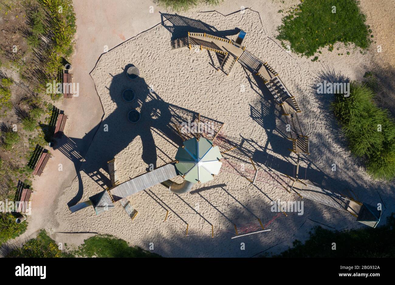 Chemnitz, Allemagne. 20 avril 2020. Une aire de jeux vide dans le Chemnitz Küchwald. En raison de l'extension des restrictions de contact, les terrains de jeux et les installations sportives sont toujours fermés. Divers États fédéraux envisagent de assouplier les restrictions pour les sports de masse dès le début du mois de mai. (Photo aérienne avec drone) crédit: Jan Woitas/dpa-Zentralbild/dpa/Alay Live News Banque D'Images