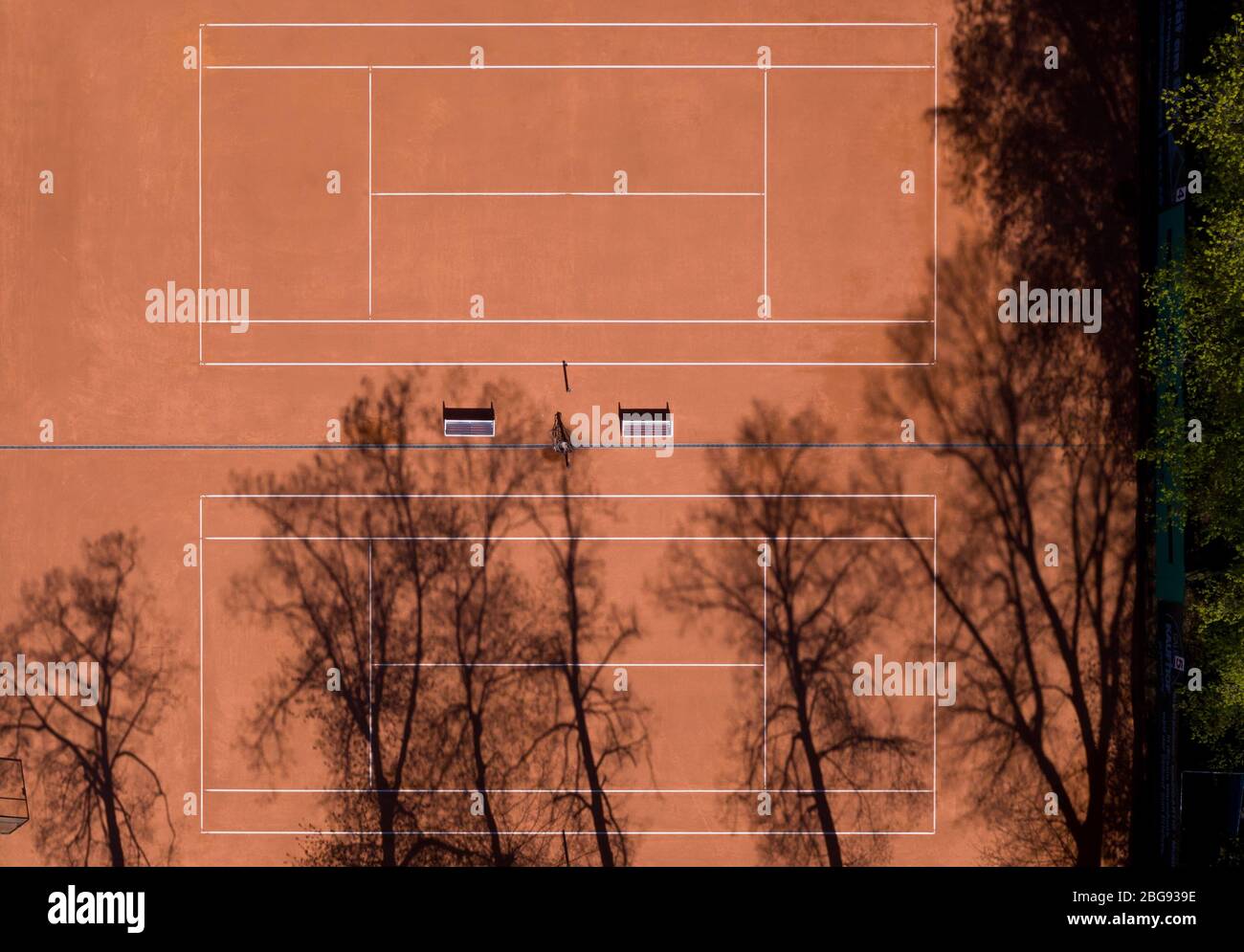 Chemnitz, Allemagne. 20 avril 2020. Courts de tennis vides du club de tennis Chemnitz à Küchwald. En raison de l'extension des restrictions de contact, les installations de jeux et de sport sont toujours fermées. Divers États fédéraux envisagent de assouplier les restrictions pour les sports de masse dès le début du mois de mai. (Photo aérienne avec drone) crédit: Jan Woitas/dpa-Zentralbild/dpa/Alay Live News Banque D'Images