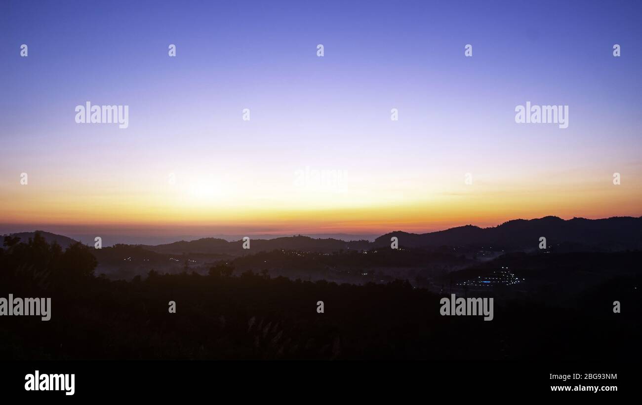 magnifique lever de soleil sur la ligne horizontale de montagne de paysage pour réveiller le jour nouveau Banque D'Images