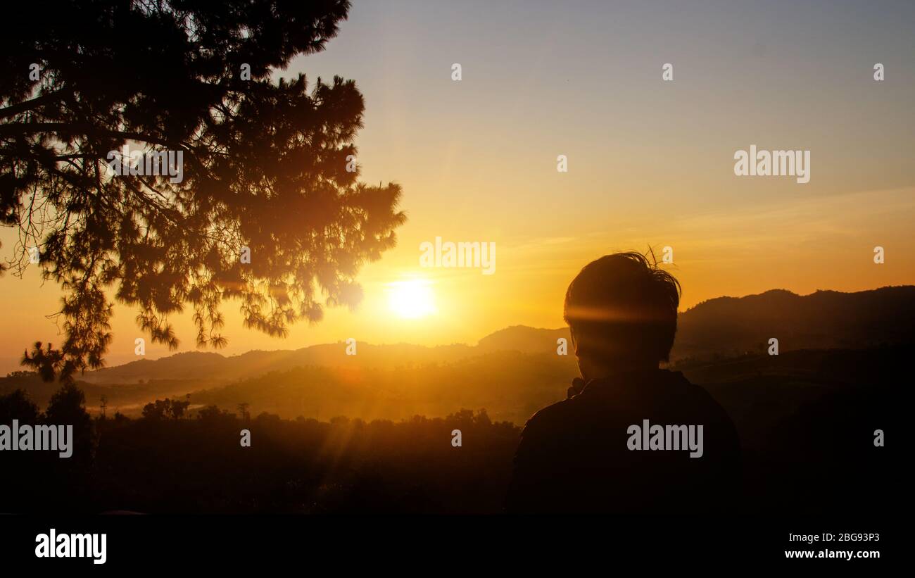 prenez le moment magnifique lever de soleil sur la ligne horizontale de montagne pour réveiller le nouveau jour avec la silhouette Banque D'Images