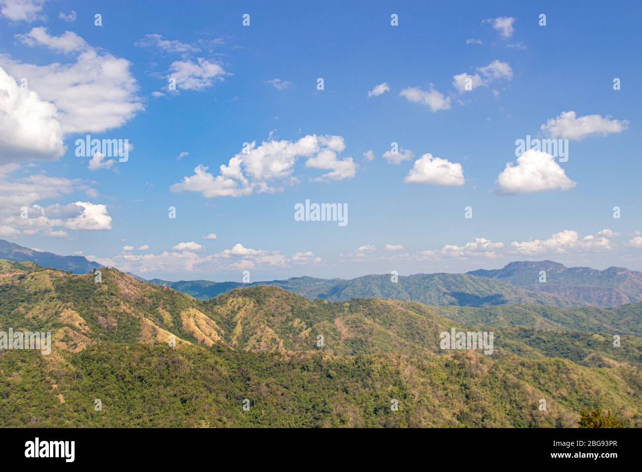 belle vue sur le paysage de montagne avec ciel clair Banque D'Images