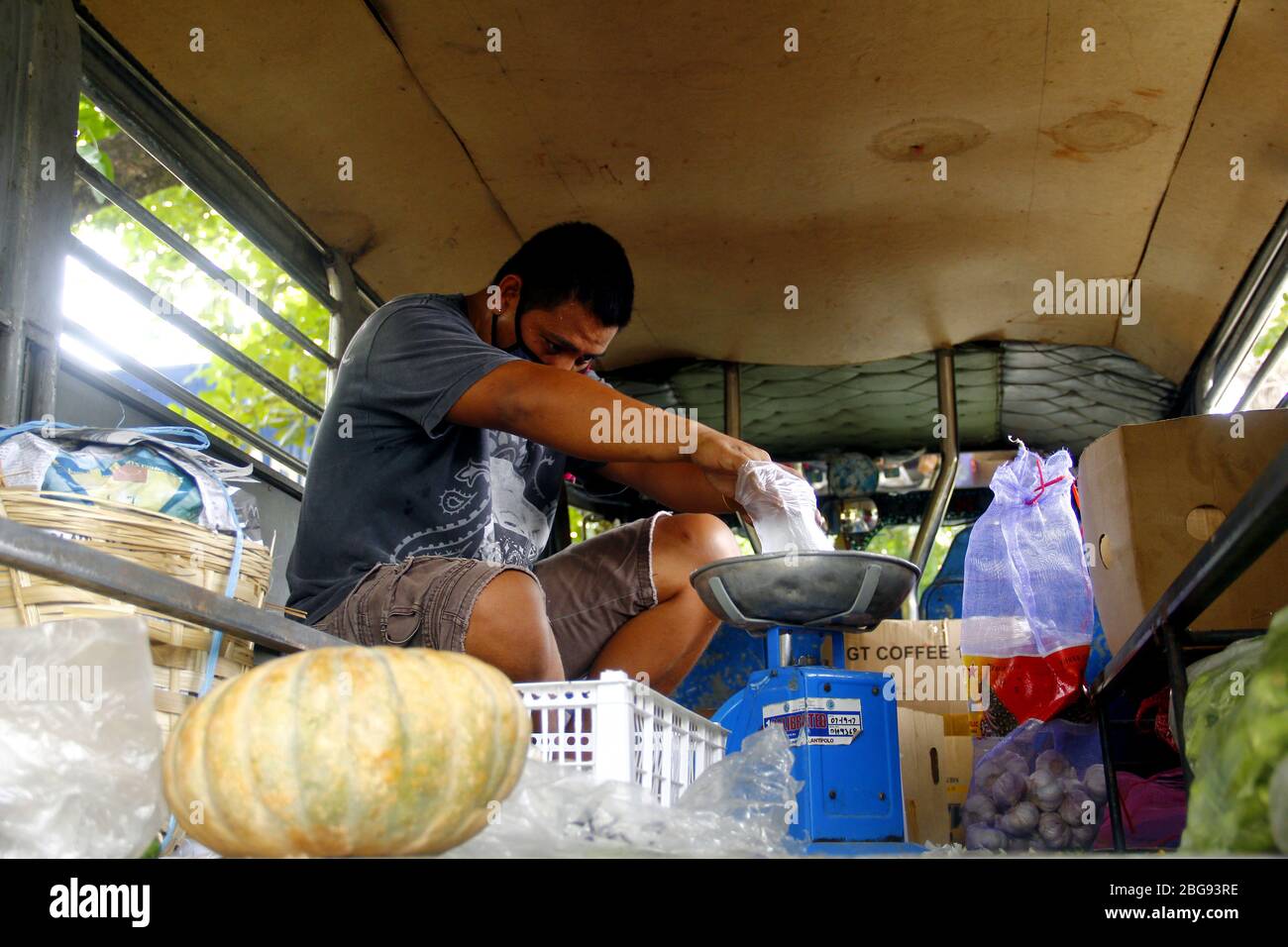 Antipolo City, Philippines - 14 avril 2020: Un marché mobile organisé par les administrations locales va dans les communautés résidentielles pour vendre des produits alimentaires pendant le Banque D'Images
