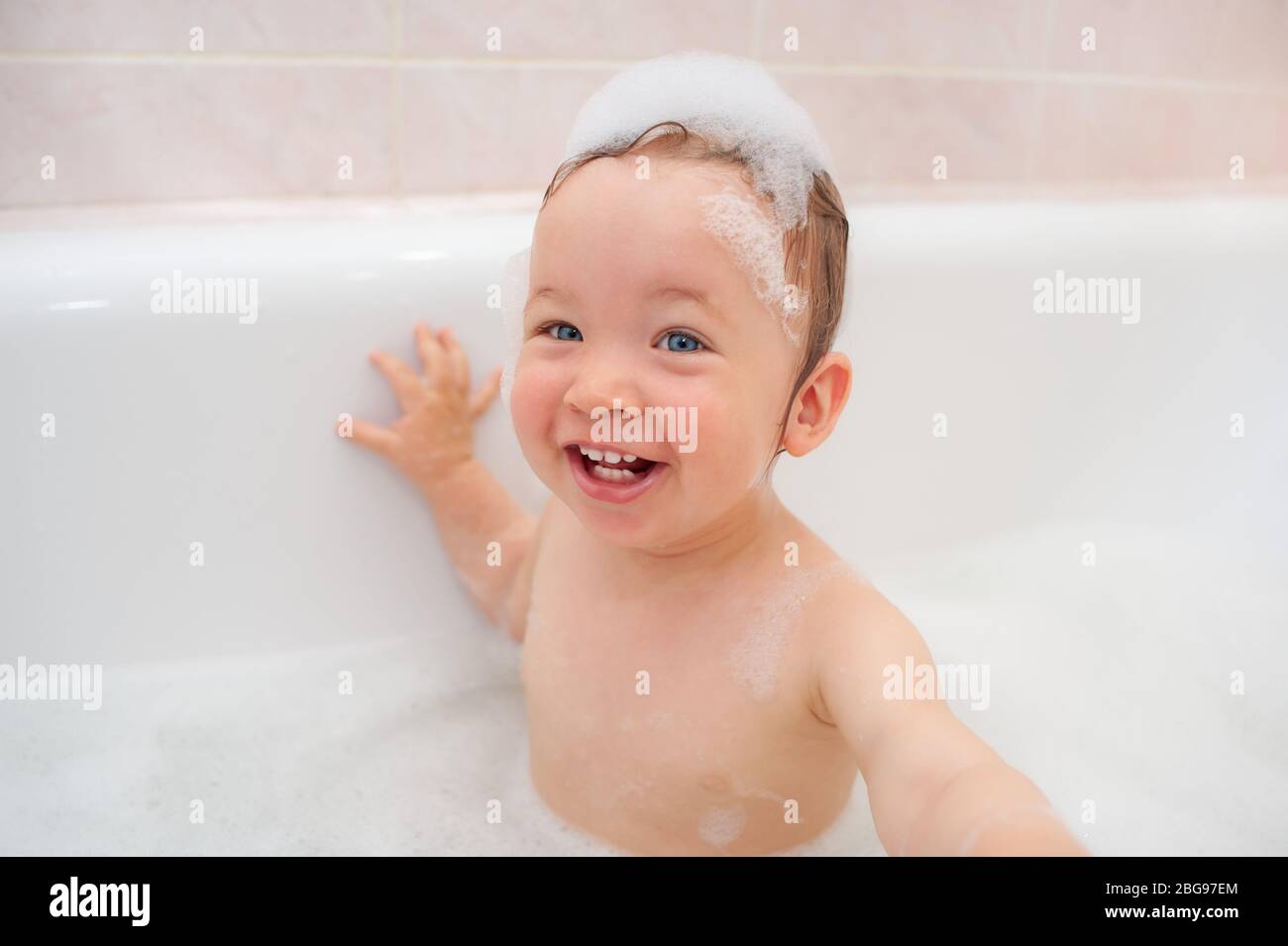 Une Petite Fille Avec De La Mousse Sur Sa Tete Sourit Dans La Salle De Bains Jolie Fille De Bebe Est Heureuse Dans La Salle De Bains Adorable Petit Portrait De Bebe Une Petite Fille Avec De La Mousse Sur Sa Tete Sourit Dans La Salle De Bains Jolie Fille De Bebe Est Heureuse Dans La Salle De Bains Adorable Petit Portrait De Bebe