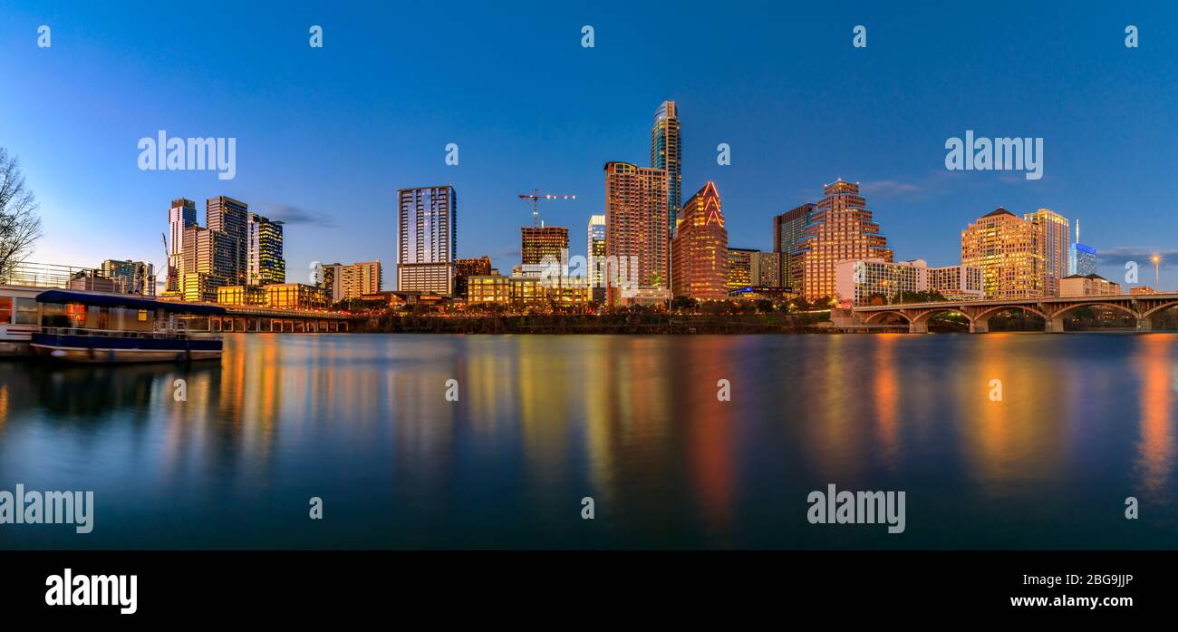 Panorama avec des gratte-ciel reflétant le coucher du soleil lumière d'heure d'or vue sur Lady Bird Lake ou Town Lake sur le fleuve Colorado à Austin, Texas USA Banque D'Images