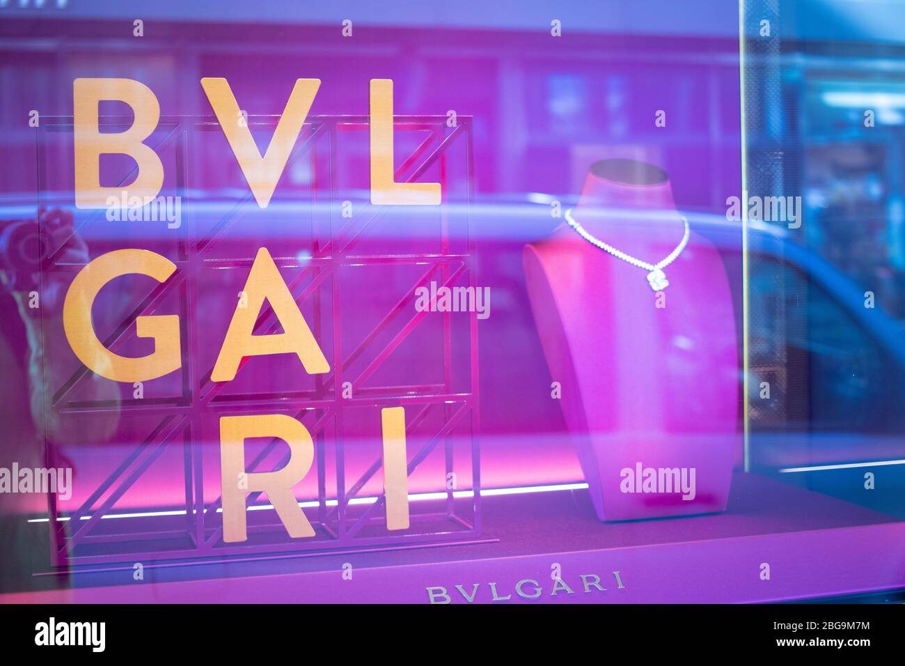 BVLGARI magasin de bijoux, boutique de fenêtres, exposition avec bijoux en diamant, bagues, colliers, boucles d'oreilles de BVLGARI Banque D'Images