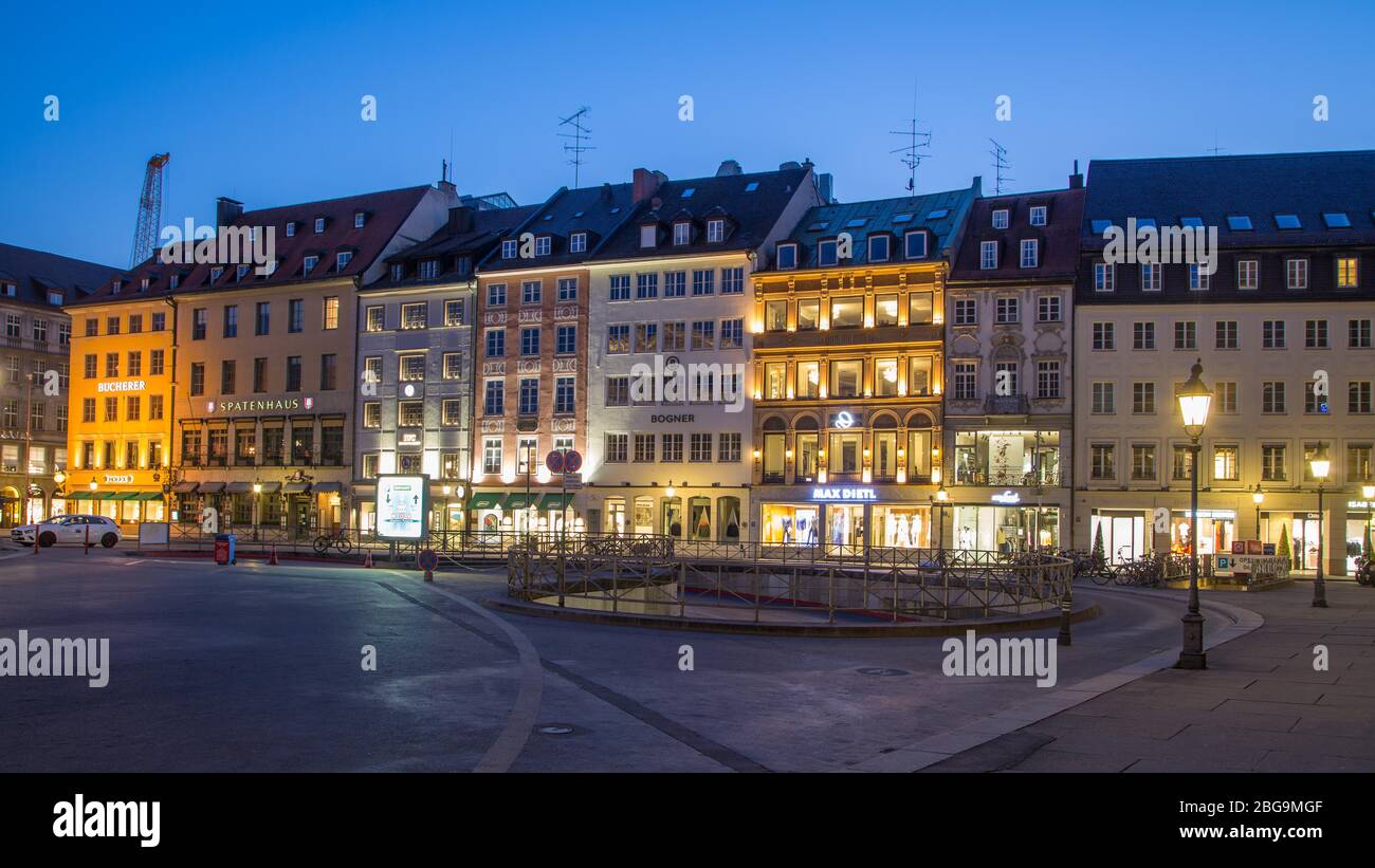 Rangée historique de maisons, façades de la Residenzstrasse au crépuscule, Max-Joseph-Platz, Munich, Bavière, Allemagne Banque D'Images