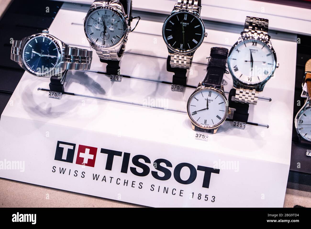 Tissot Watch, magasin de fenêtres avec des montres mécaniques à la mode à vendre, Tissot est un fabricant suisse de montres de luxe Banque D'Images Tissot Watch, magasin de fenêtres avec des montres mécaniques à la mode à vendre, Tissot est un fabricant suisse de montres de luxe Banque D'Images