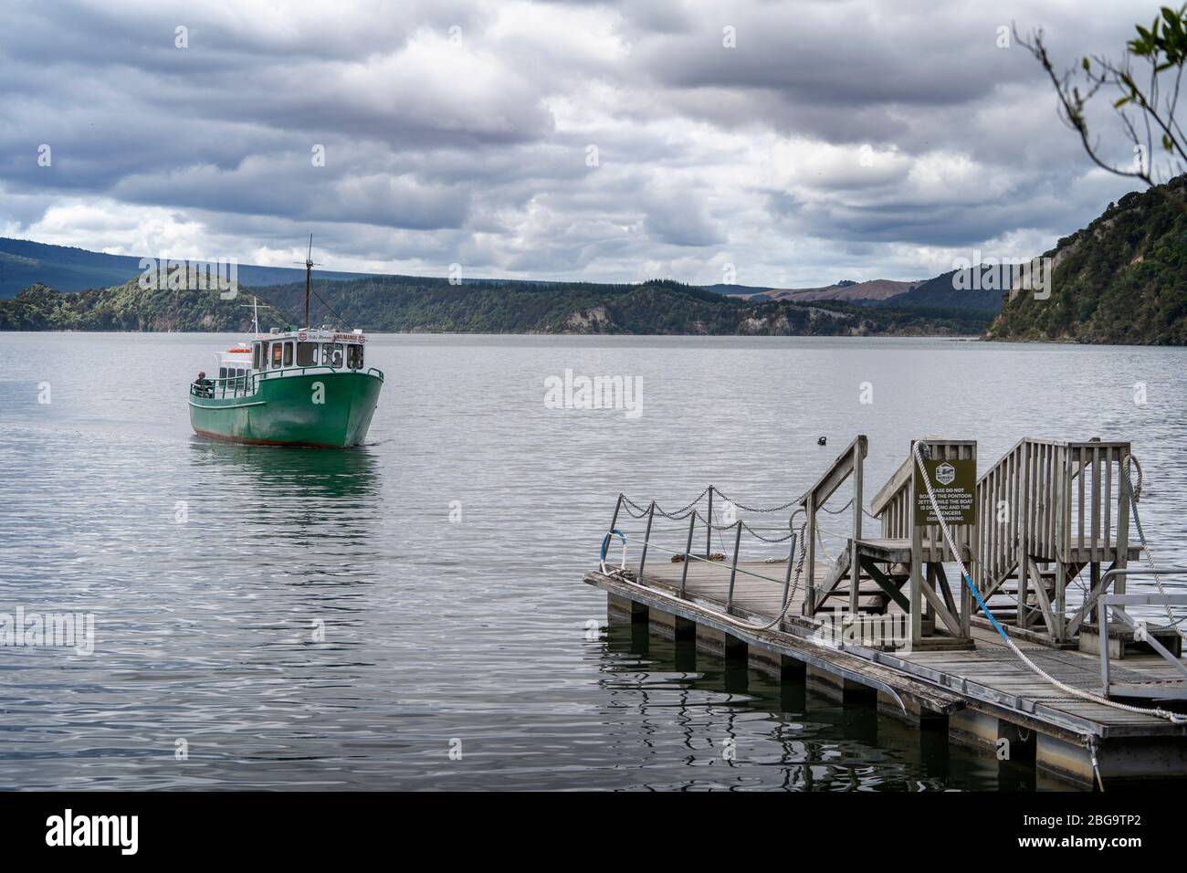 Excursion en bateau sur le lac Rotomahana, la vallée volcanique de Waimangu, Rotorua, Île du Nord, Nouvelle-Zélande Banque D'Images