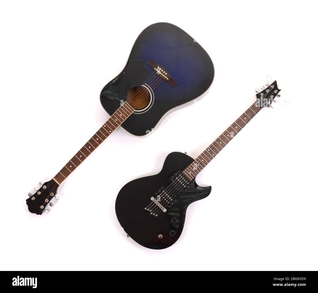 Guitares électriques et acoustiques isolées sur blanc Banque D'Images