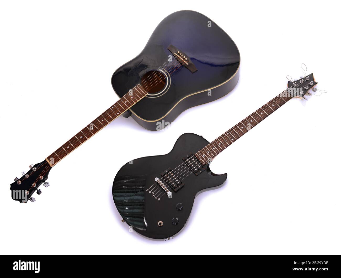 Guitares électriques et acoustiques isolées sur blanc Banque D'Images