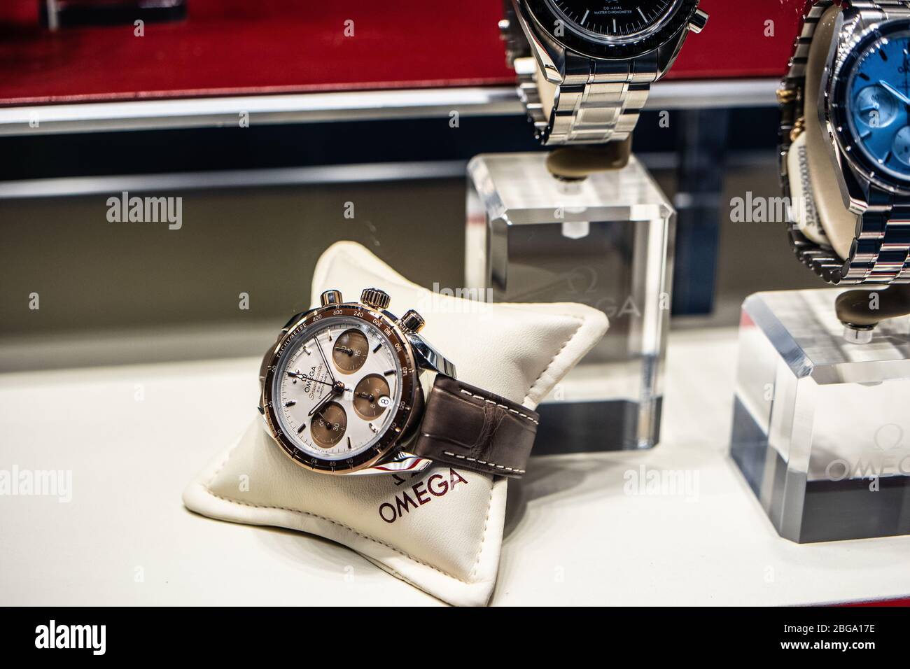 Genève, Suisse, mars 2020 montre Omega, vitrelle avec montres mécaniques à la mode à vendre, Omega est le fabricant de montres suisses de luxe Banque D'Images Genève, Suisse, mars 2020 montre Omega, vitrelle avec montres mécaniques à la mode à vendre, Omega est le fabricant de montres suisses de luxe Banque D'Images