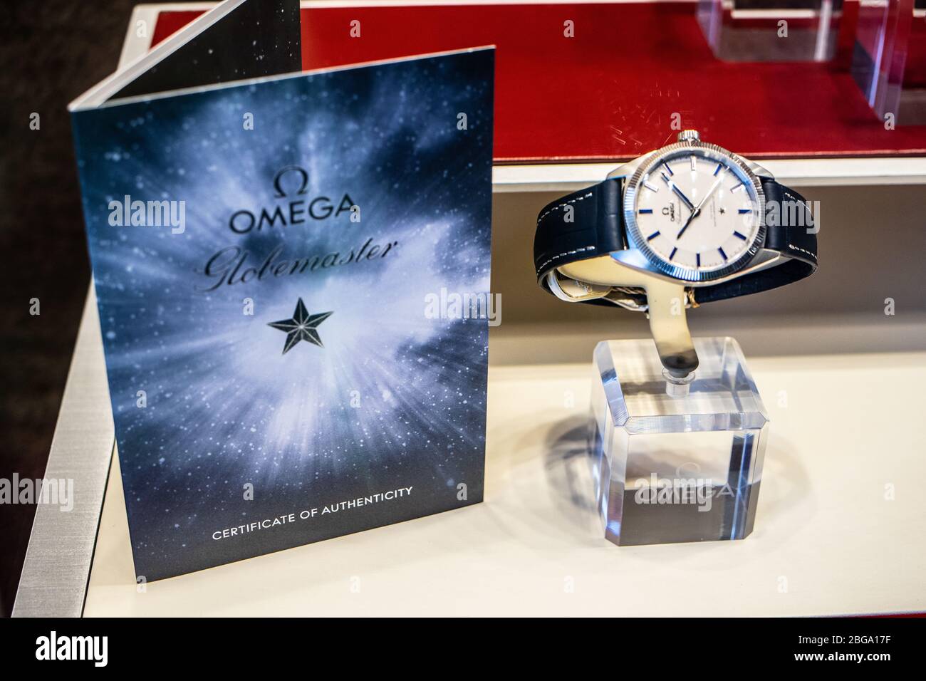 Genève, Suisse, mars 2020 montre Omega, vitrelle avec montres mécaniques à la mode à vendre, Omega est le fabricant de montres suisses de luxe Banque D'Images Genève, Suisse, mars 2020 montre Omega, vitrelle avec montres mécaniques à la mode à vendre, Omega est le fabricant de montres suisses de luxe Banque D'Images