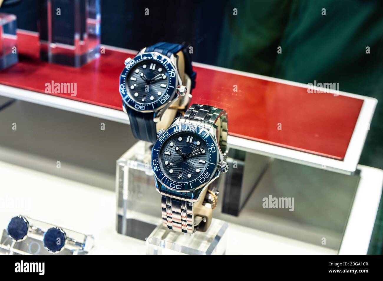 Genève, Suisse, mars 2020 montre Omega, vitrelle avec montres mécaniques à la mode à vendre, Omega est le fabricant de montres suisses de luxe Banque D'Images Genève, Suisse, mars 2020 montre Omega, vitrelle avec montres mécaniques à la mode à vendre, Omega est le fabricant de montres suisses de luxe Banque D'Images