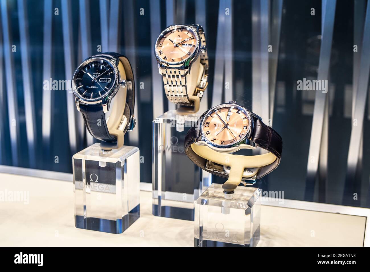 Genève, Suisse, mars 2020 montre Omega, vitrelle avec montres mécaniques à la mode à vendre, Omega est le fabricant de montres suisses de luxe Banque D'Images Genève, Suisse, mars 2020 montre Omega, vitrelle avec montres mécaniques à la mode à vendre, Omega est le fabricant de montres suisses de luxe Banque D'Images