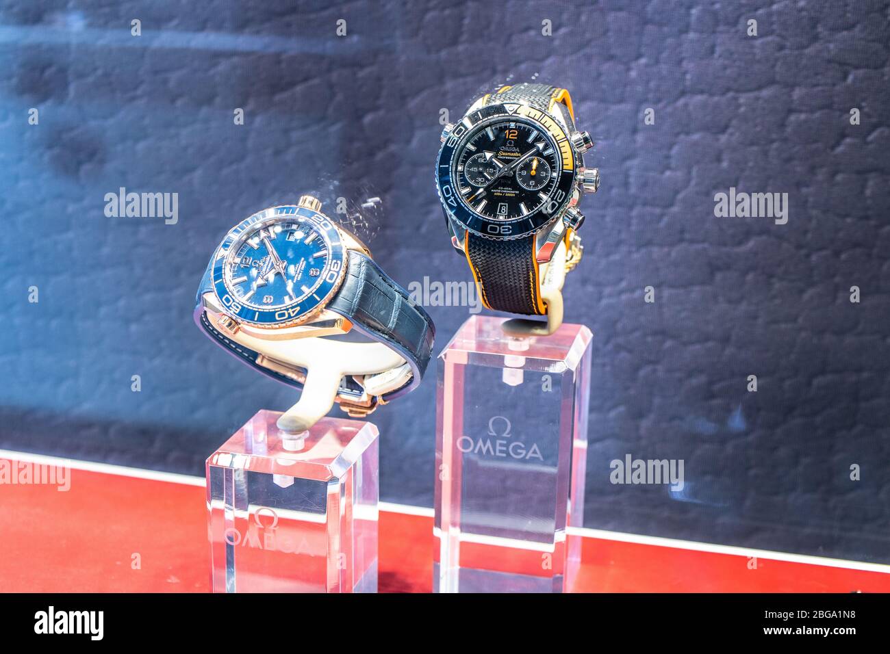 Genève, Suisse, mars 2020 montre Omega, vitrelle avec montres mécaniques à la mode à vendre, Omega est le fabricant de montres suisses de luxe Banque D'Images Genève, Suisse, mars 2020 montre Omega, vitrelle avec montres mécaniques à la mode à vendre, Omega est le fabricant de montres suisses de luxe Banque D'Images