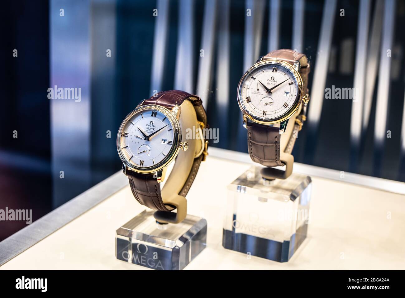 Genève, Suisse, mars 2020 montre Omega, vitrelle avec montres mécaniques à la mode à vendre, Omega est le fabricant de montres suisses de luxe Banque D'Images Genève, Suisse, mars 2020 montre Omega, vitrelle avec montres mécaniques à la mode à vendre, Omega est le fabricant de montres suisses de luxe Banque D'Images
