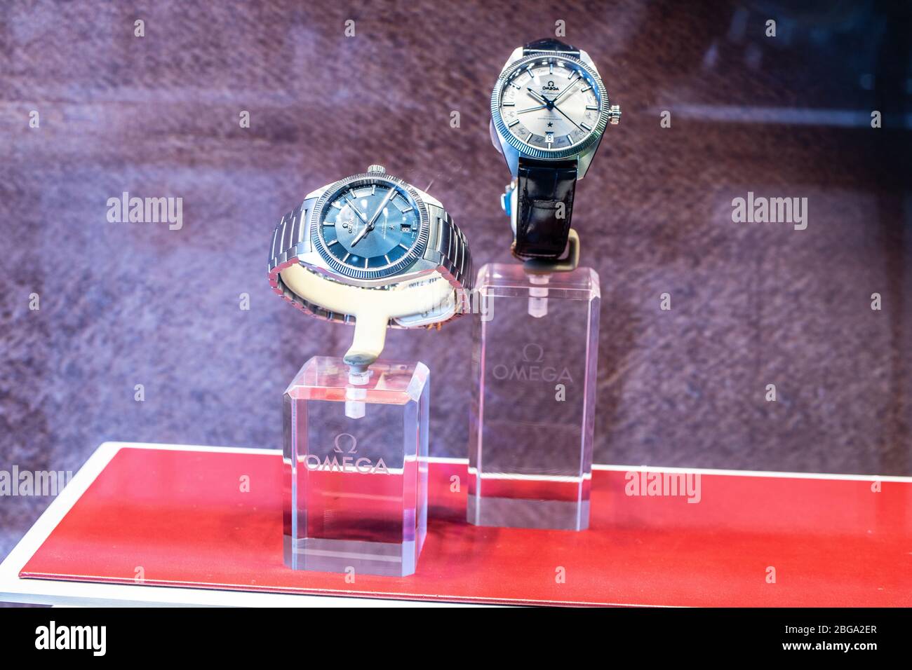 Genève, Suisse, mars 2020 montre Omega, vitrelle avec montres mécaniques à la mode à vendre, Omega est le fabricant de montres suisses de luxe Banque D'Images Genève, Suisse, mars 2020 montre Omega, vitrelle avec montres mécaniques à la mode à vendre, Omega est le fabricant de montres suisses de luxe Banque D'Images