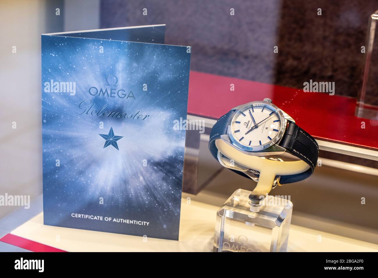 Genève, Suisse, mars 2020 montre Omega, vitrelle avec montres mécaniques à la mode à vendre, Omega est le fabricant de montres suisses de luxe Banque D'Images Genève, Suisse, mars 2020 montre Omega, vitrelle avec montres mécaniques à la mode à vendre, Omega est le fabricant de montres suisses de luxe Banque D'Images