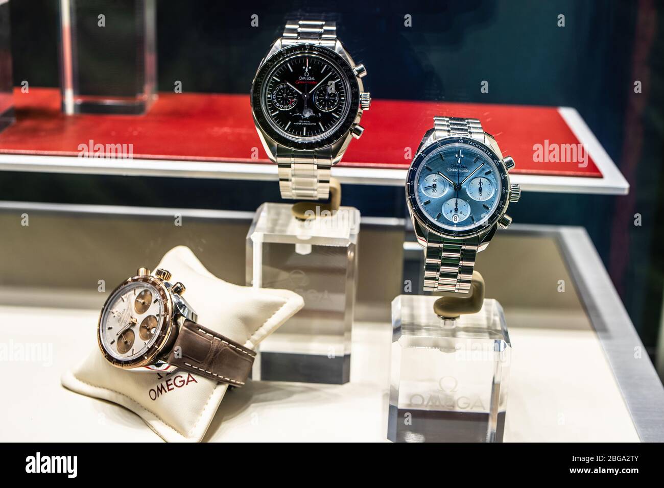 Genève, Suisse, mars 2020 montre Omega, vitrelle avec montres mécaniques à la mode à vendre, Omega est le fabricant de montres suisses de luxe Banque D'Images Genève, Suisse, mars 2020 montre Omega, vitrelle avec montres mécaniques à la mode à vendre, Omega est le fabricant de montres suisses de luxe Banque D'Images