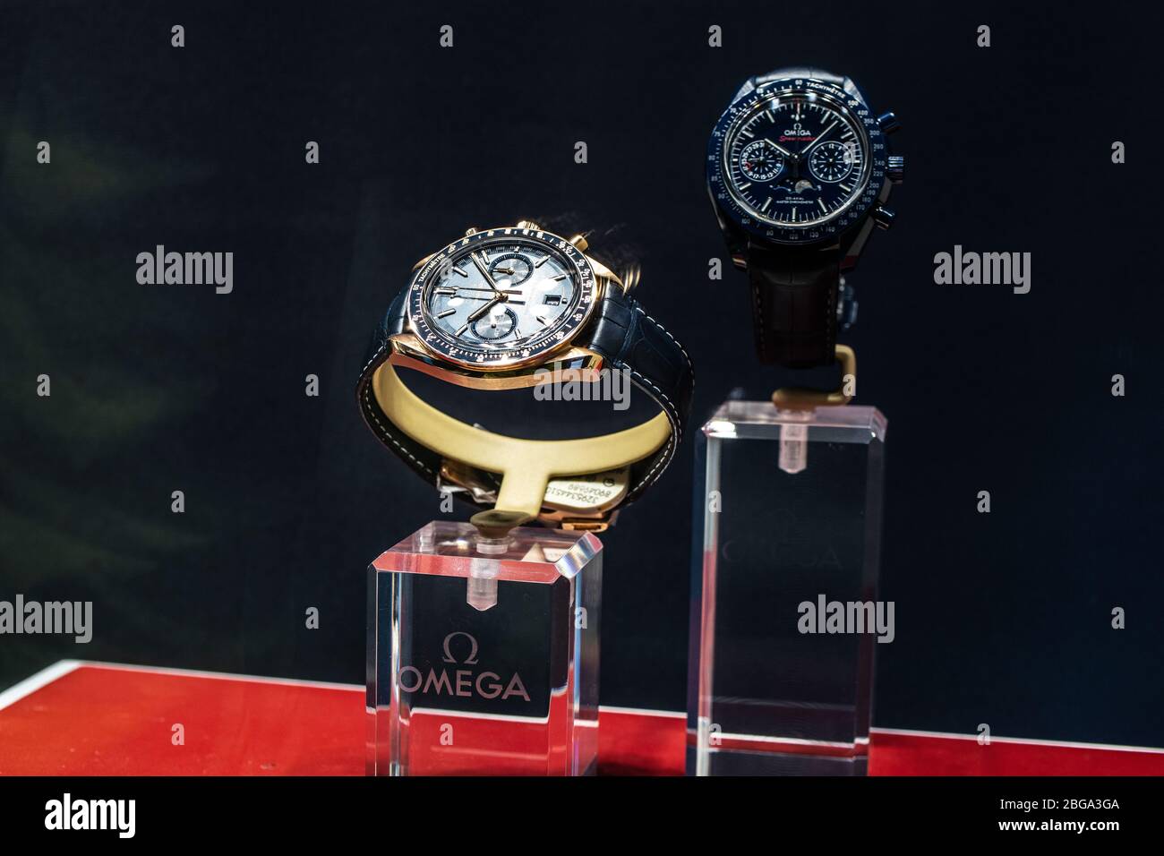 Genève, Suisse, mars 2020 montre Omega, vitrelle avec montres mécaniques à la mode à vendre, Omega est le fabricant de montres suisses de luxe Banque D'Images Genève, Suisse, mars 2020 montre Omega, vitrelle avec montres mécaniques à la mode à vendre, Omega est le fabricant de montres suisses de luxe Banque D'Images