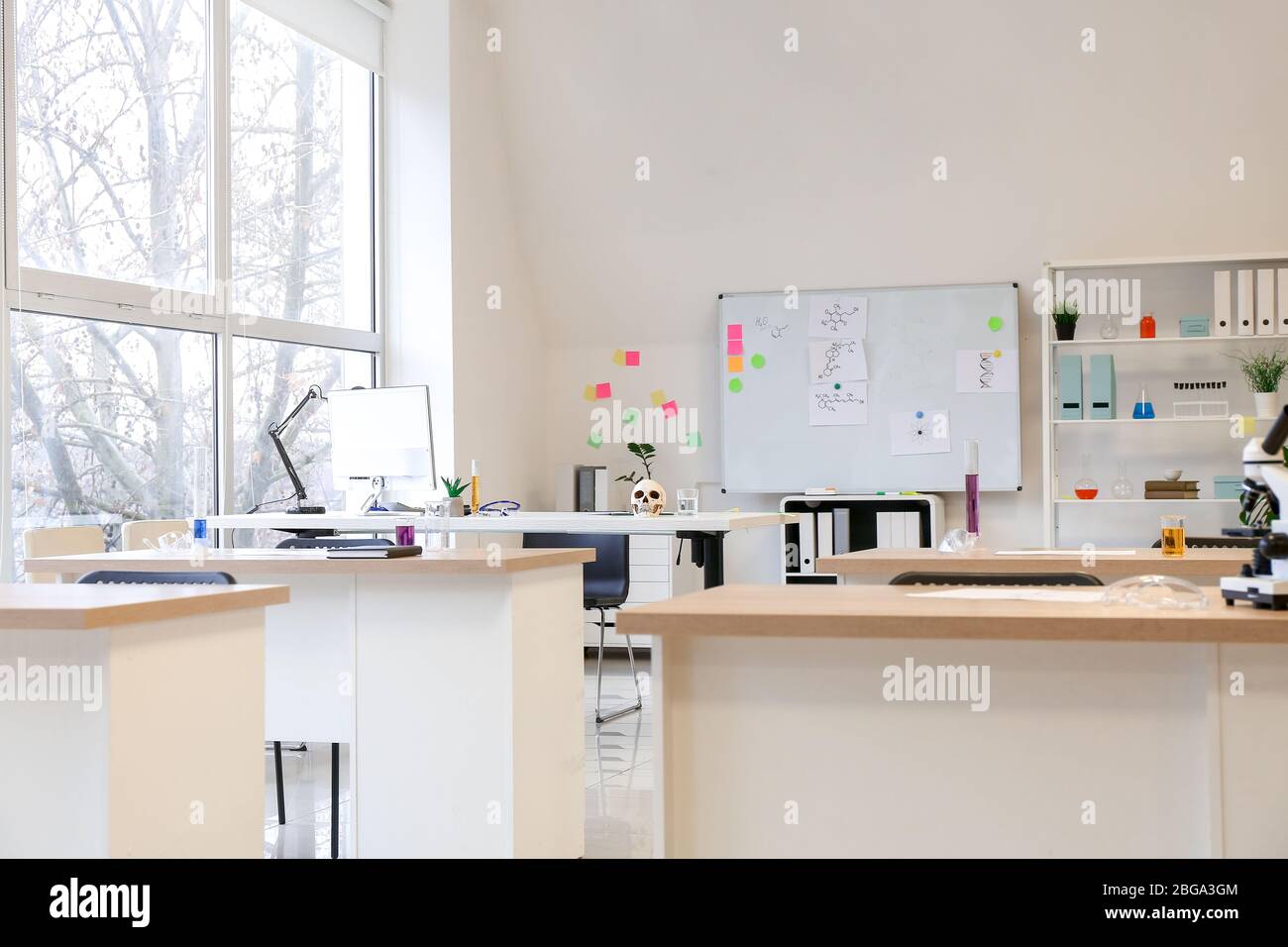 Intérieur de la salle de classe préparé pour la leçon de chimie Banque D'Images