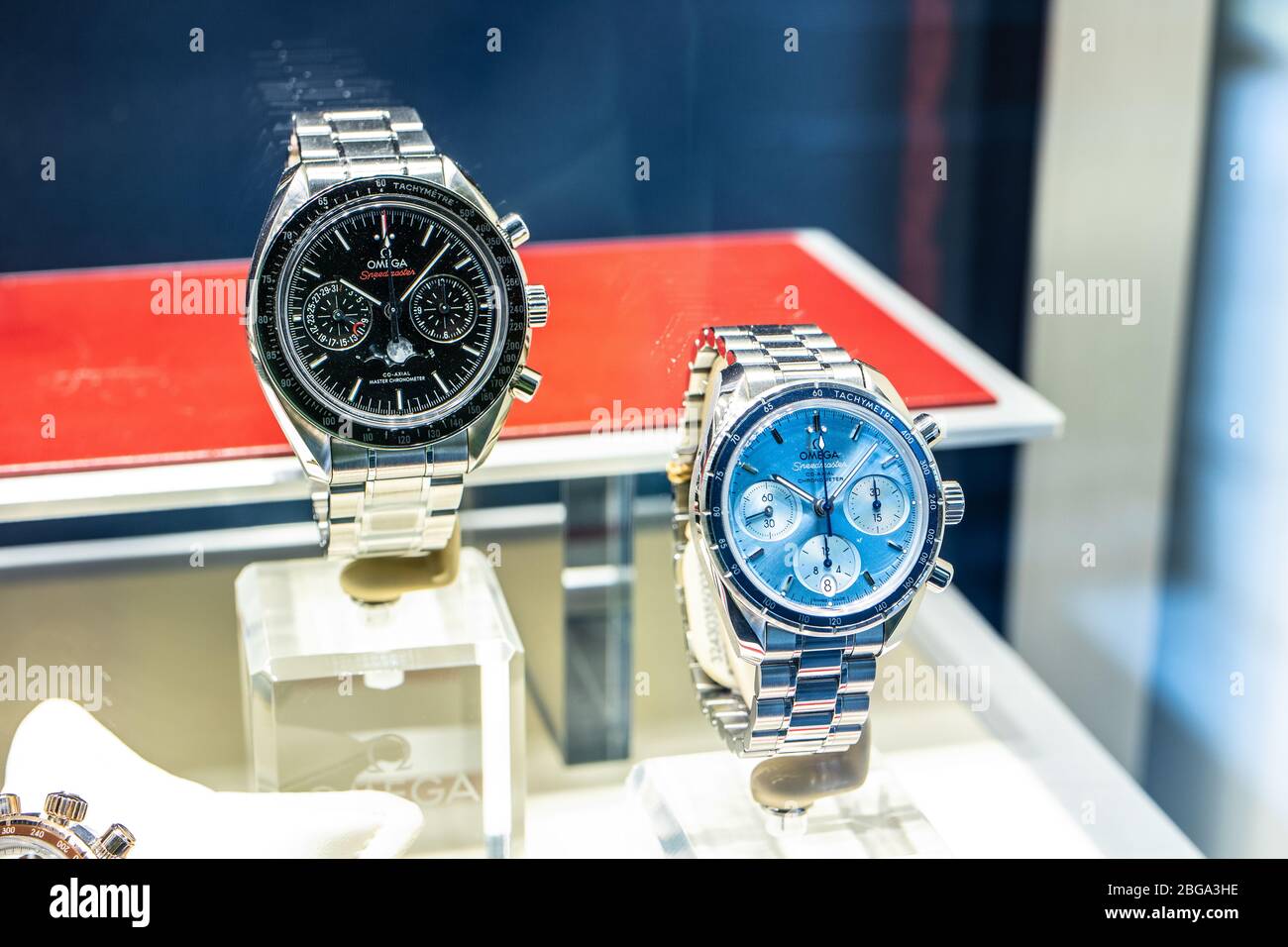 Genève, Suisse, mars 2020 montre Omega, vitrelle avec montres mécaniques à la mode à vendre, Omega est le fabricant de montres suisses de luxe Banque D'Images Genève, Suisse, mars 2020 montre Omega, vitrelle avec montres mécaniques à la mode à vendre, Omega est le fabricant de montres suisses de luxe Banque D'Images