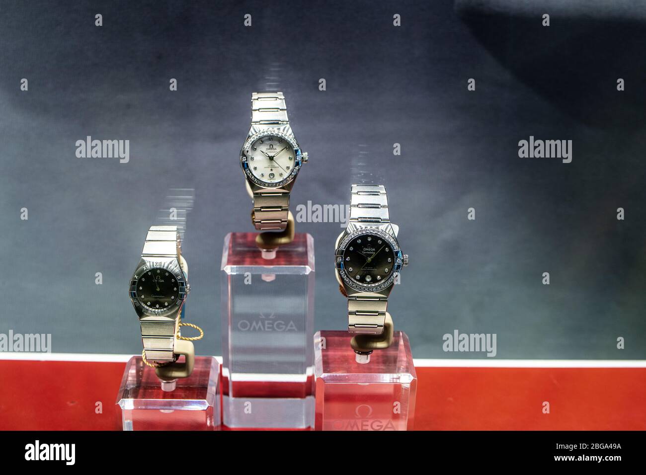 Genève, Suisse, mars 2020 montre Omega, vitrelle avec montres mécaniques à la mode à vendre, Omega est le fabricant de montres suisses de luxe Banque D'Images Genève, Suisse, mars 2020 montre Omega, vitrelle avec montres mécaniques à la mode à vendre, Omega est le fabricant de montres suisses de luxe Banque D'Images
