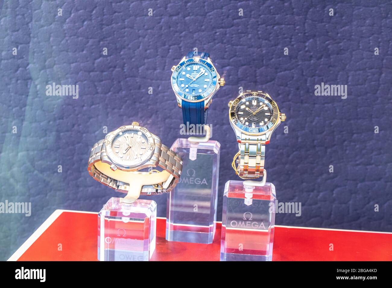 Genève, Suisse, mars 2020 montre Omega, vitrelle avec montres mécaniques à la mode à vendre, Omega est le fabricant de montres suisses de luxe Banque D'Images Genève, Suisse, mars 2020 montre Omega, vitrelle avec montres mécaniques à la mode à vendre, Omega est le fabricant de montres suisses de luxe Banque D'Images