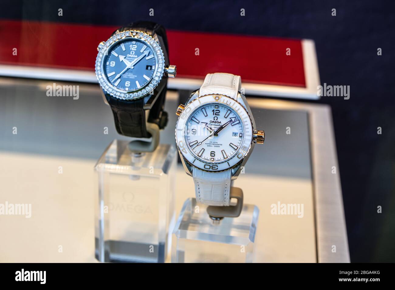 Genève, Suisse, mars 2020 montre Omega, vitrelle avec montres mécaniques à la mode à vendre, Omega est le fabricant de montres suisses de luxe Banque D'Images Genève, Suisse, mars 2020 montre Omega, vitrelle avec montres mécaniques à la mode à vendre, Omega est le fabricant de montres suisses de luxe Banque D'Images