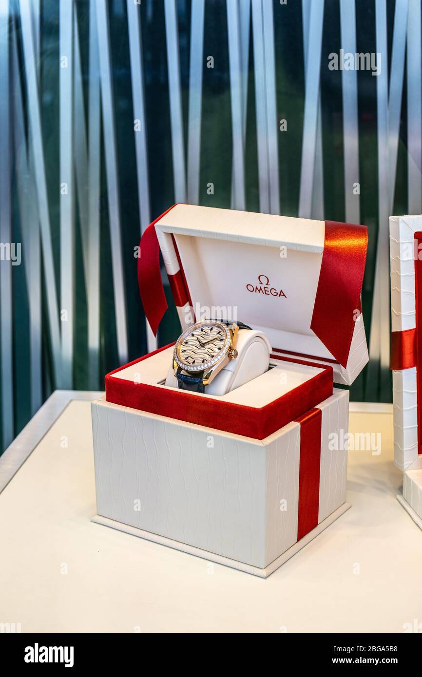 Genève, Suisse, mars 2020 montre Omega, vitrelle avec montres mécaniques à la mode à vendre, Omega est le fabricant de montres suisses de luxe Banque D'Images Genève, Suisse, mars 2020 montre Omega, vitrelle avec montres mécaniques à la mode à vendre, Omega est le fabricant de montres suisses de luxe Banque D'Images