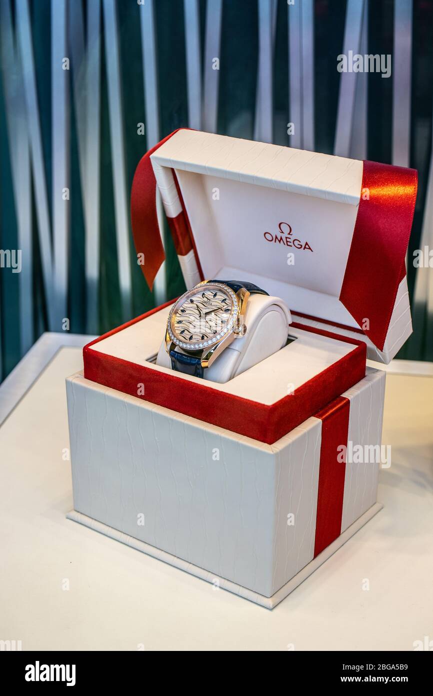 Genève, Suisse, mars 2020 montre Omega, vitrelle avec montres mécaniques à la mode à vendre, Omega est le fabricant de montres suisses de luxe Banque D'Images Genève, Suisse, mars 2020 montre Omega, vitrelle avec montres mécaniques à la mode à vendre, Omega est le fabricant de montres suisses de luxe Banque D'Images