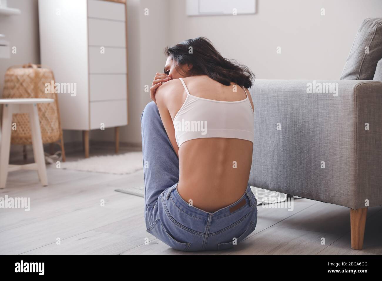 Jeune femme souffrant d'anorexie à la maison Banque D'Images